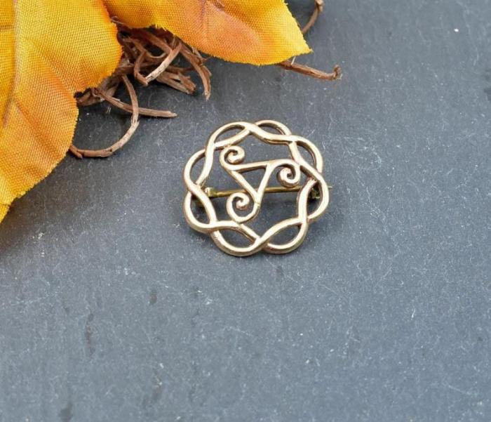 Kleine keltische Brosche mit Triskele aus Bronze